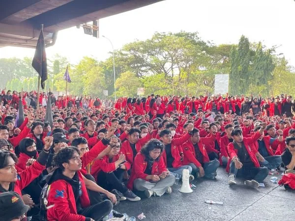 Mahasiswa Unhas saat aksi Kawal Putusan MK di Makassar (Dok : Andini KabarMakassar).
