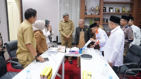 Pj Sekda Sulsel saat menerima laporan dari Pengurus Dewan Kemakmuran Masjid (DKM) Masjid Kubah 99 Asmaul Husna.