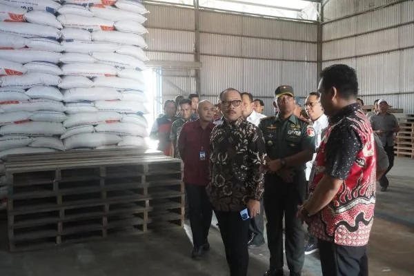 Gubernur Sulbar bersama Forkopimda saat melakukan pemantauan ketersediaan Pangan di Mamuju (dok:ist)