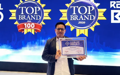 Bapak Wahono selaku Senior Vice President Offline Sales PT Etos Kreatif Indonesia (Ethos) menerima penghargaan Top Brand 2026 untuk produk Freshmag dalam kategori Madu untuk Lambung.