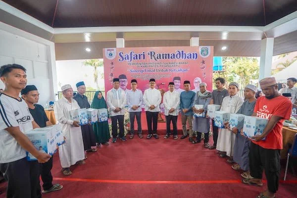 Gubernur Sulbar didampingi Bupati Pasangkayu dan Forkopimda saat membagikan paket Ramadan(dok:ist)