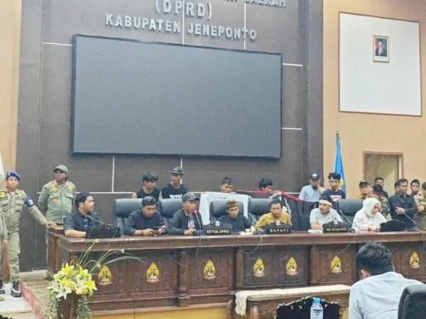 Para anggota Legislatif saat menerima para pengunjuk rasa di Gedung DPRD Jeneponto (dok : ist).
