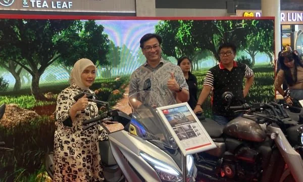 Pelaksanaan Grand Opening QJ Motor di Trans Studio Mall Makassar yang dihadiri oleh Direktur Utama QJ Motor, Felix dan Wakil Walikota Makassar, Aliyah Mustika Ilham (Dok: Nofi KabarMakassar)