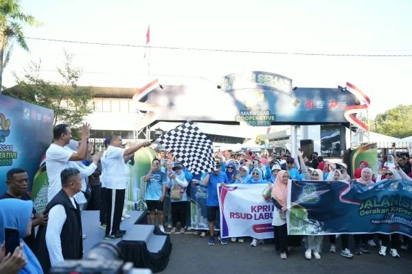 Wali Kota Makassar, Munafri Arifuddin, saat melepas peserta PPNI Fun Run 2026 (Dok: Ist)
