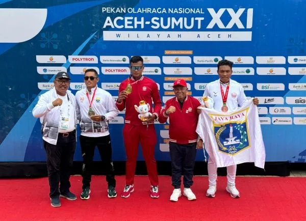 Kadispora Sulsel, Suherman bersama pedayung Sulsel peraih emas di PON XXI Aceh-Sumut 2024 (Dok: Ist).