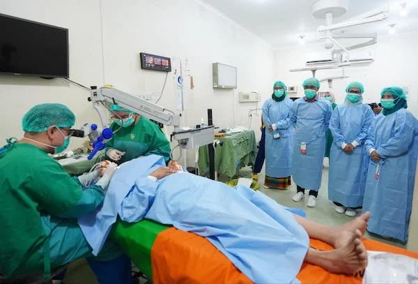 Pj Gubernur Sulsel, Prof Zudan Arif Fakrulloh pada bakti sosial operasi katarak gratis dalam rangka HUT Sulsel ke 355 di RSUD Haji Makassar (Dok: Ist)
