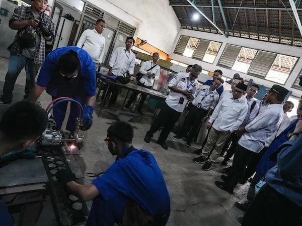 Menko PM Muhaimin Iskandar saat mengunjungi SMK Negeri 5 Makassar (dok. Ist)