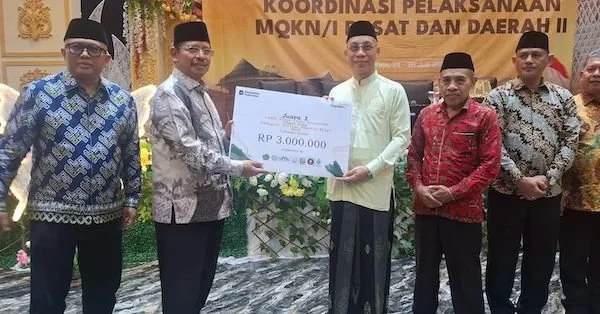 Penyerahan hadiah juara KTI Pesantren Ramah Anak Nasional 2025. Dok. Ist