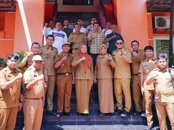 Camat Biringkanaya, Juliaman  bersama para lurah di wilayahnya menerima kunjungan sekaligus memfasilitasi silaturahmi dan peninjauan lapangan oleh Komisi A Bidang Pemerintahan DPRD Kota Makassar (Dok : Ist).