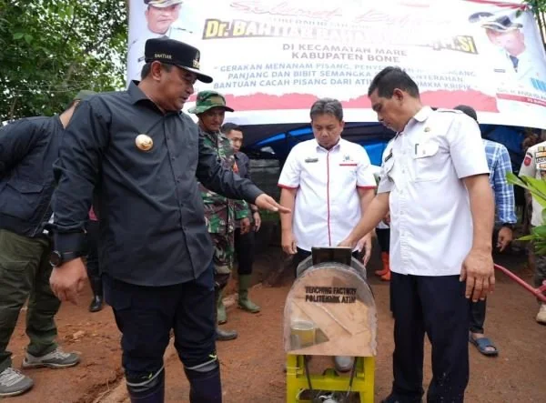Penjabat (Pj) Gubernur Sulsel, Bahtiar Baharuddin (kiri) serahkan bantuan alat perajang pisang di Bone (13/3).