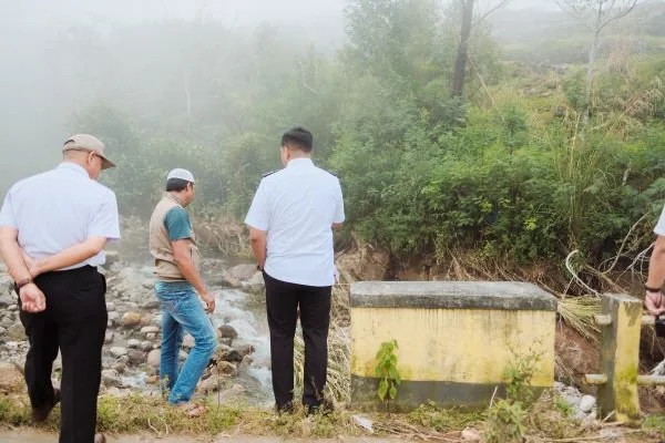 Bupati Bantaeng, M. Fathul Fauzy bersama camat Uluere saat melakukan peninjauan lokasi longsor Desa Bonto Lojong, Kecamatan Uluere (Dok : Ist).