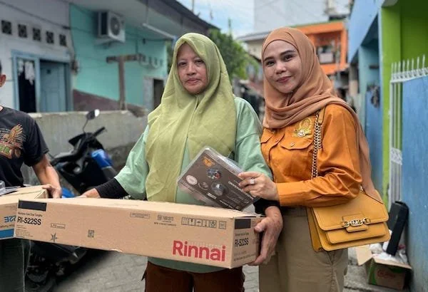 Anggota DPRD Kota Makassar Komisi B, Irmawati Sila saat Menyerahkan Bantuan di Maccini Sombala, (Dok: Ist).