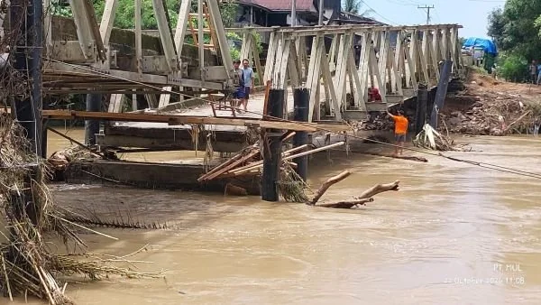 Kondisi jembatan di Kecamatan Tommo pasca banjir (Dok : Ist).