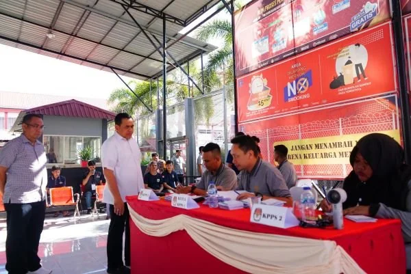 Kepala Kanwil Kemenkumham Sulsel, Tauffiqurakhman didampingi Plt. Kepala Divisi Administrasi Basir memantau pelaksanaan Pemungutan Suara Pada Lokasi Khusus Lapas di Makassar (Dok : Ist).