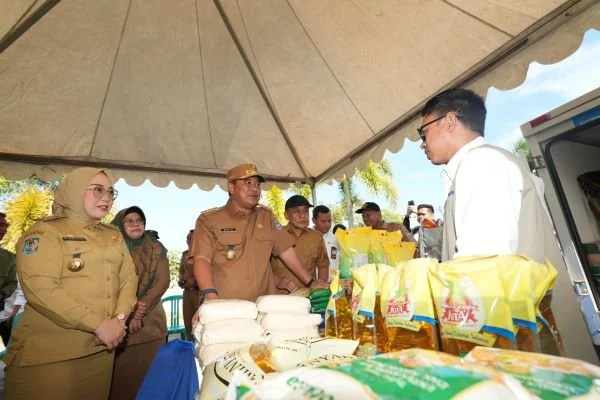 PJ Gubernur Sulbar saat memantau gerakan pangan murah didampingi Bupati Mamuju (Dok : Ist).