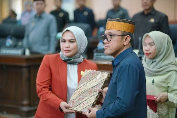 Wakil Ketua I DPRD Jeneponto Irmawati Zainudin saat menerima Ranperda tahun 2026 dari Bupati, Paris Yasir. (Ist).
