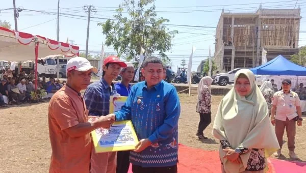 Wali Kota Makassar Munafri Arifuddin saat menyalurkan bantuan (Dok: Sinta KabarMakassar)
