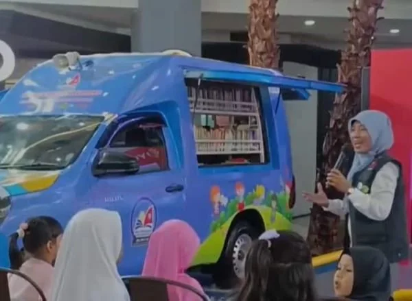 Mobil Perpustakaan Keliling di Mall Ratu Indah (MaRI), Makassar.
