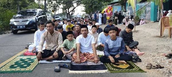 Barisan Shaf jamaah Muslim saat akan mengikuti sholah Idul Adha di Mesjid Nurul Jihad Pammanjengang, Jeneponto. (Foto. Dok ullah KabarMakassar).