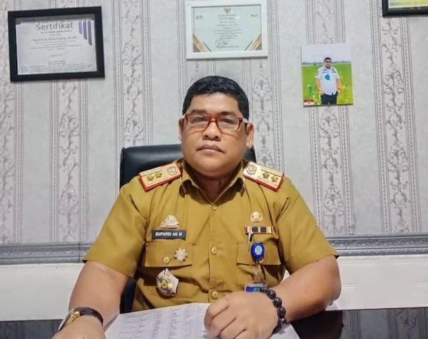 Sekertaris PMD Jeneponto, Supardi AS Mallarangeng saat dikonfirmasi diruang kerjanya. (Ist).