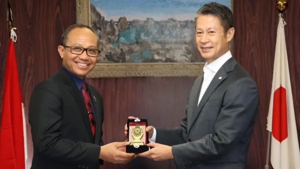 Wakil Rektor Bidang Akademik dan Kemahasiswaan Universitas Hasanuddin, Prof. Drg. Muhammad Ruslin melakukan pertemuan dengan Gubernur Hiroshima Hidehiko Yuzaki (Dok : Ist).