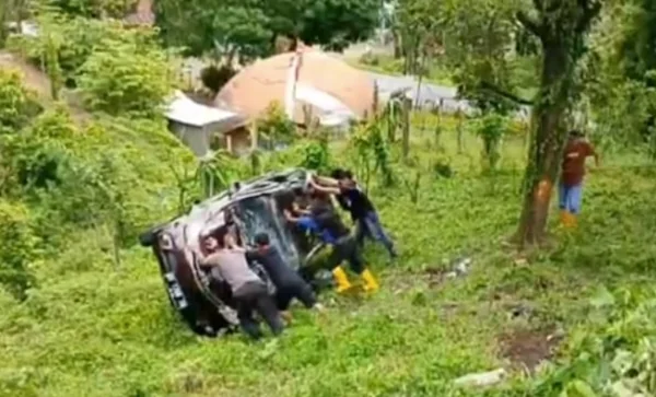 Mobil membawa rombongan siswa SD Kecelakaan di Jalan Poros, Kecamatan Mallawa, Kabupaten Maros, Sulawesi Selatan, Rabu (25/12/2024).