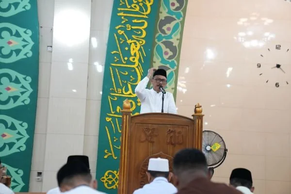 Gubernur Sulbar bersama rombongan saat mengikuti salat tarawih di Masjid Agung Ilaikal Masir (Dok : Ist).