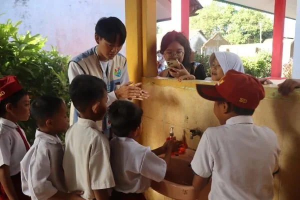 Mahasiswa HIMAKAHA Unhas mengembangkan Program OCEANS (One Health Coastal Environment and Nutrition Sustainability) sebagai strategi pengendalian faktor risiko stunting berbasis potensi dan karakteristik wilayah pesisir. (Dok: Ist)