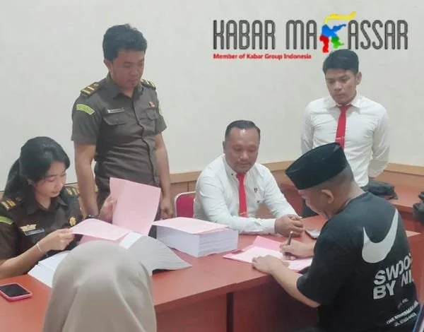 Tersangka saat di kantor kejaksaan negeri Takalar (Foto : Dok. Saleh Sibali KabarMakassar).