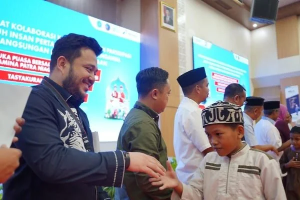 Pertamina Patra Niaga Regional Sulawesi menggelar kegiatan berbagi kebahagiaan bersama anak yatim (Dok : Ist).
