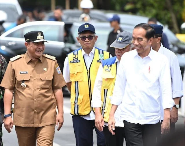 Presiden RI, Joko Widodo bersama Pj Gubernur Sulsel, Bahtiar Baharuddin.