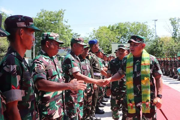 Pangdam bersama para rombongan saat disambut Dandim 1425 Jeneponto, Letkol Inf Muhammad Amin dan Ketua Persit KCK Cabang XXXIII Dim 1425/Jp, Ny. Hj. Yulianti Amin, bersama seluruh keluarga besar Kodim 1425/Jeneponto dan Personil Kanminvetcad XIV-19/Jenepo