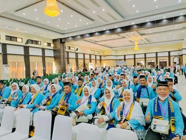 Jemaah calon haji saat mengikuti pelepasan keberangkatan di Embarkasi Makassar (dok. Ist)