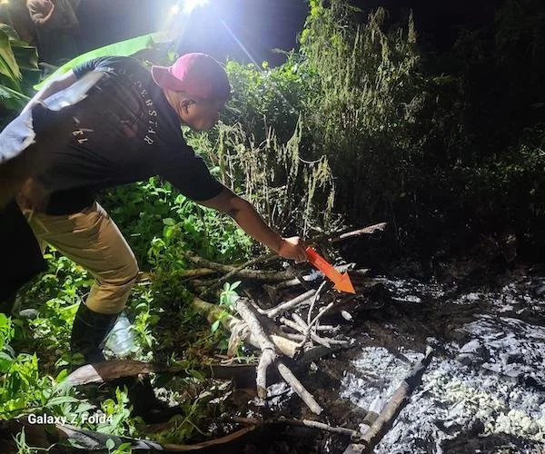 Personil Polsek Binamu saat melakukan proses olah TKP tewasnya Sewahid Bin Said. (Foto/ist).