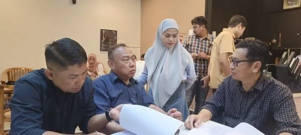 Ketua Bawaslu Jeneponto, Muhammad Alwi saat mengumpulkan sejumlah dokumen pembelaan di MK.
