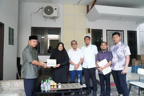 Penyerahan santunan dari Pemprov Sulsel kepada keluarga korban kecelakaan pesawat ATR 42-500 (Dok: Ist)
