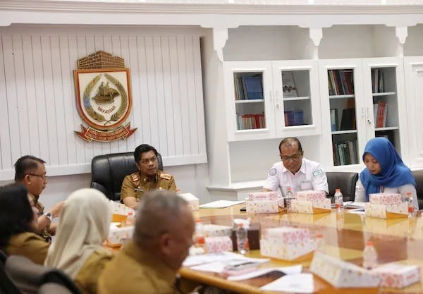 Penjabat Sekretaris Daerah (Pj Sekda) Kota Makassar, memimpin Rapat Koordinasi (Rakor) bersama Kepala Cabang BPJS Kesehatan Kota Makassar, Muhammad Aras, di Ruang Rapat Sekda, Balaikota, Senim (13/5).