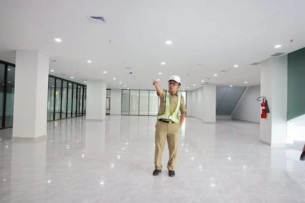 Wali Kota Makassar, Moh Ramdhan Pomanto, saat meninjau pembangunan Gedung Makassar Government Center (MGC) di Jl Slamet Riyadi Senin, (15/07) (doc : ist)