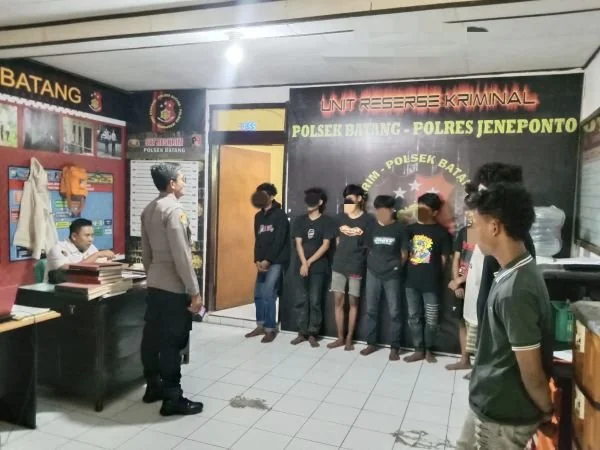 Kapolsek Batang, Iptu Baharuddin dan Kanit Res Polsek Batang, Bripka Sulaeman saat memberikan imbauan kepada Dua kelompok remaja agar tak melakukan kembali aksi tawuran (Dok : Ist).