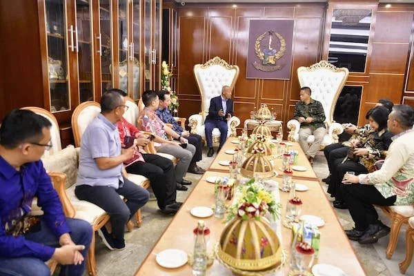 Tim VinFast saat menemui Pj Gubernur Sulsel, Prof Fadjry Djufry di Kantor Gubernur Sulsel (Dok: Ist)