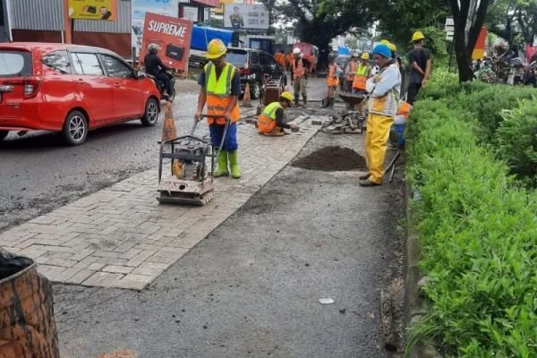Pengerjaan ruas jalan Herstaning-Aroepala (dok. Ist)