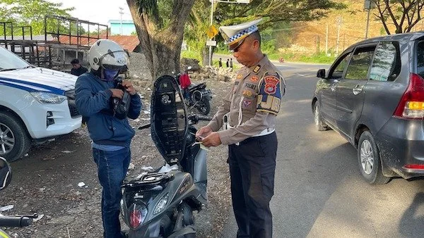 PJR Ditlantas Polda Sulbar saat melakukan Razia di Jalan Trans sulawesi Mamuju(dok:ist)
