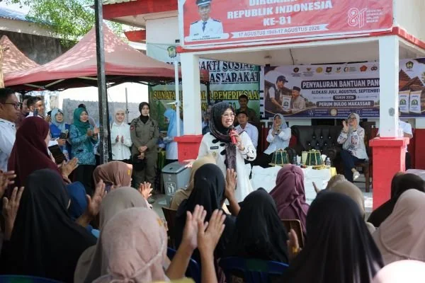 Bupati Gowa, Sitti Husniah Talenrang menyalurkan bantuan pangan kepada masyarakat (Dok: Ist)