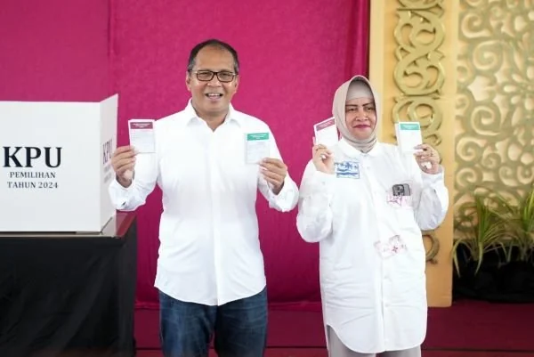 Calon Gubernur Sulsel no urut 1, danny Pomanto bersama istri (Dok : Hanifah KabarMakassar).