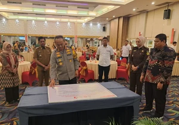 Ketua Bawaslu Makassar Dede Arwinsyah, Kapolrestabes Makassar, Kombes Pol Mokhamad Ngajib, Pj Sekda Makassar Firman Hamid Pagarra pada sosialisasi pengawasan pemilihan dan deklarasi komitmen netralitas ASN, TNI/Polri dalam Pemilihan Gubernur Sulsel dan Pe