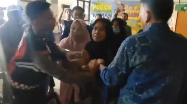 Orang tua korban, Dahniar saat mengamuk di PN Jeneponto. (Dok: Ist).