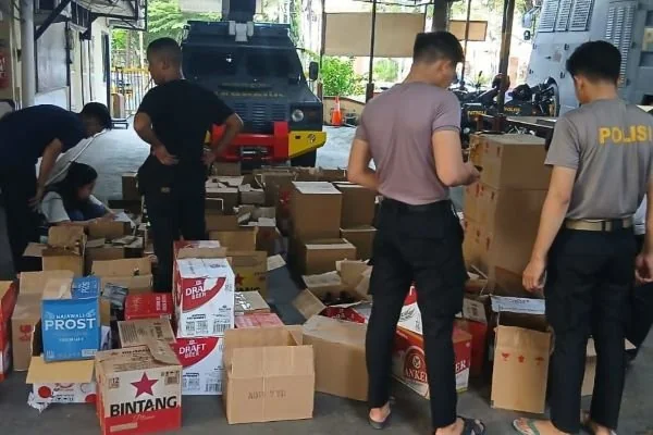 Pengungkapan minuman beralkohol tanpa izin edar di wilayah Makassar (Dok: Ist).
