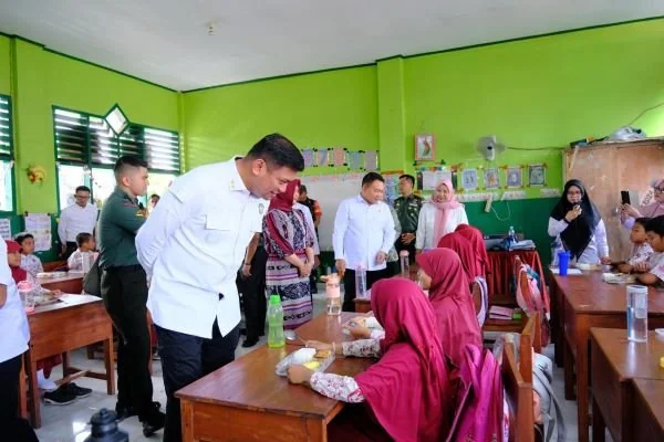 Bupati Gowa, Adnan Purichta Ichsan saat mendampingi Penasihat Khusus Presiden Bidang Pertahanan Nasional sekaligus Ketua Komite Kebijakan Industri Pertahanan (KKIP), Jendral TNI (Purn) H. Dudung Abdurrachman dalam peninjauan kesiapan program Makan Bergizi