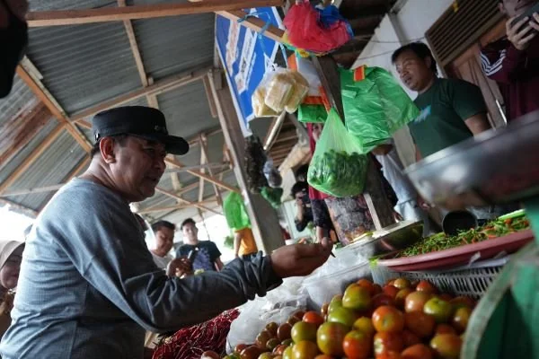 Pj Gubernur Sulbar, Bahtiar Baharuddin saat melakukan peninjauan harga pangan di Majene (Dok : Ist).