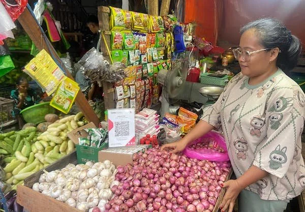 Pedagang di Pasar Terong telah menggunakan QRIS sebagai salah satu opsi pembayaran (Dok: Nofi KabarMakassar)